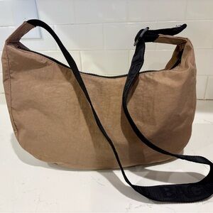 BAGGU medium crescent crossbody in cocoa